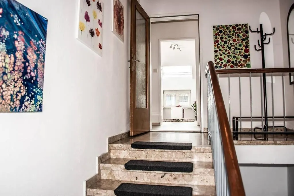 Apartment Pouringraz Fuer Kunst- Und Tennisliebhaber