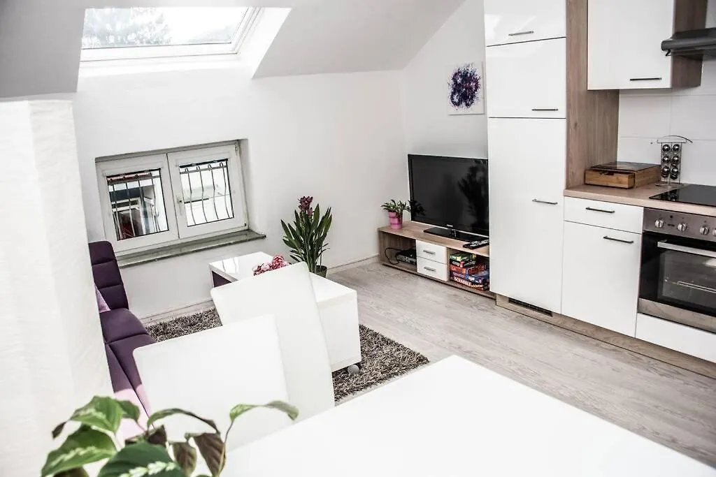 Apartment Pouringraz Fuer Kunst- Und Tennisliebhaber